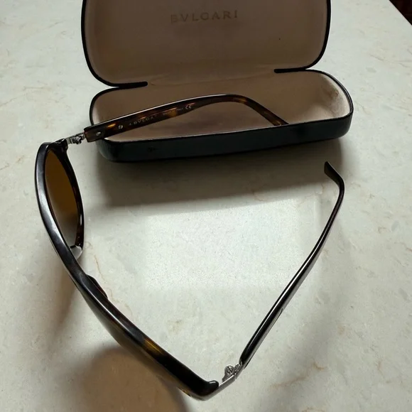 Bvlgari Tortoise Shell Aviator Sunglasses display picture 3